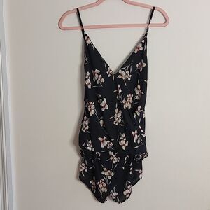 Olivaceous floral romper sz. S